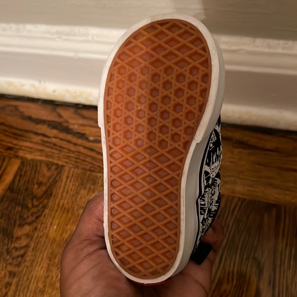 Vans White & Black Skull Head Sneakers Size 4.5c Toddlers NWT - Picture 2 of 2